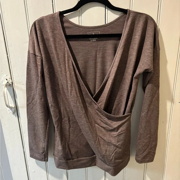 💕3/$25💕 L.L. Bean Wrap Top - Picture 1 of 4